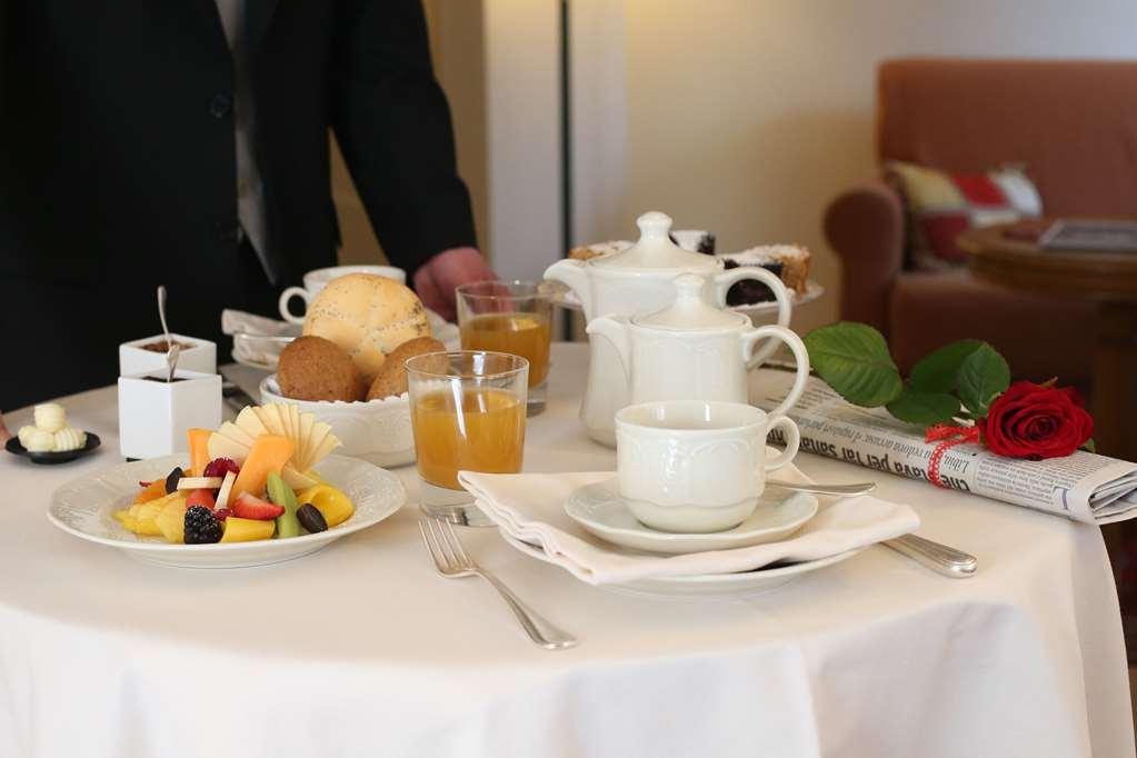 Alpen Suite Hotel มาดอนนาดีกัมปิโญ ร้านอาหาร รูปภาพ