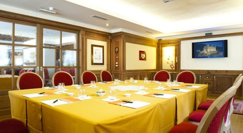 Alpen Suite Hotel มาดอนนาดีกัมปิโญ ภายนอก รูปภาพ