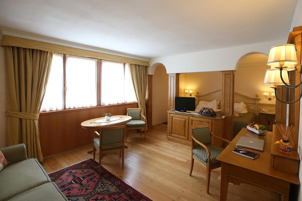 Alpen Suite Hotel มาดอนนาดีกัมปิโญ ภายนอก รูปภาพ