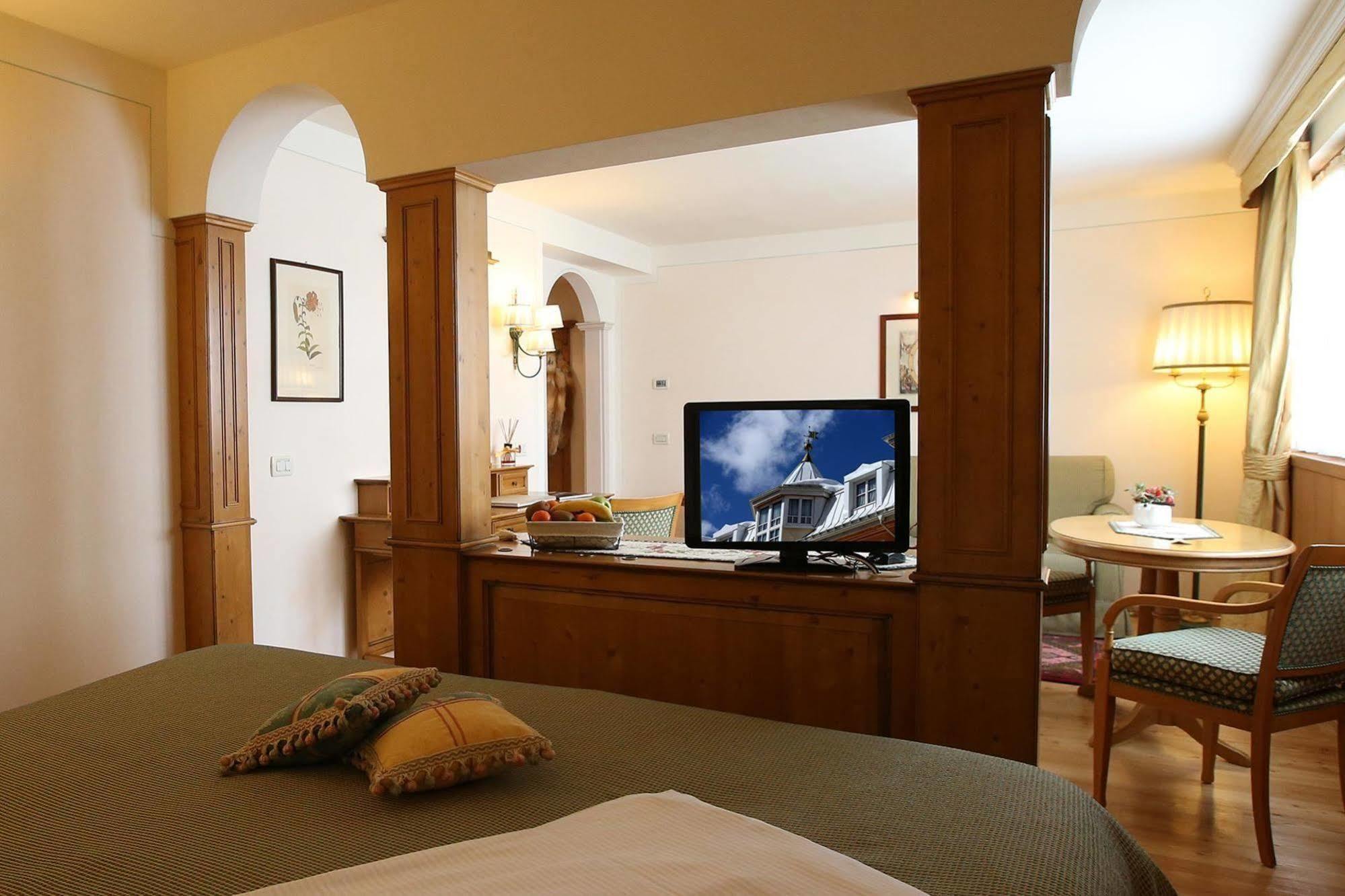 Alpen Suite Hotel มาดอนนาดีกัมปิโญ ภายนอก รูปภาพ